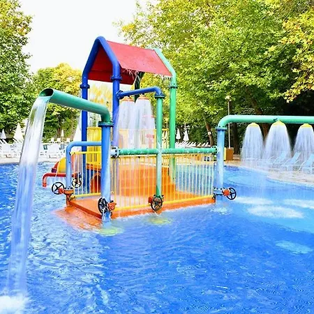 Отель Compass 4*