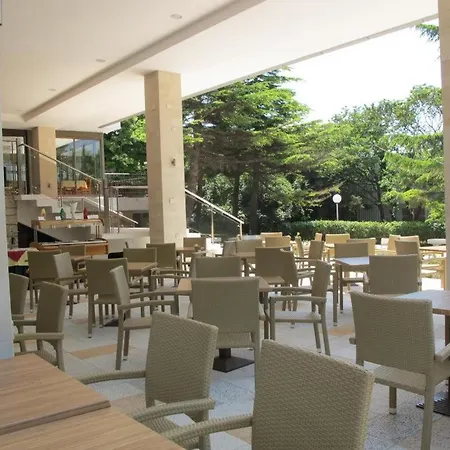 Отель Compass 4*